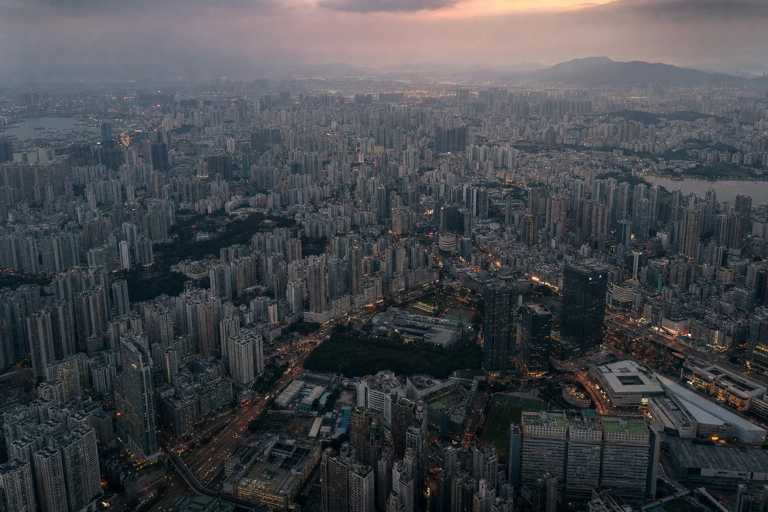 Skyline d'une mégapole dense au crépuscule